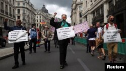 Tokoh veteran hak-hak LGBT+ Inggris, Peter Tatchell, mengikuti pawai Pride di London, 27 Juni 2020. 
