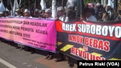 Aksi massa di depan Gedung Negera Grahadi di Surabaya, dari Gerakan Umat Islam Bersatu (GUIB) Jawa Timur menuntut penjarakan Ahok