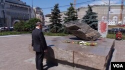 1990年竖立在前克格勃总部大楼广场前的“索洛维茨”巨石，悼念苏共政权政治迫害遇难者。