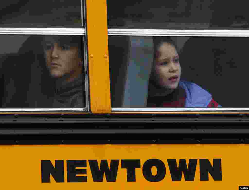 2012年12月18日,康涅狄克州纽敦地区学校复课。孩子们乘校车上学。