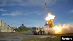 Sebuah rudal pencegat Terminal High Altitude Area Defense (THAAD) diluncurkan selama uji coba pencegatan yang berhasil. (Foto: Reuters)