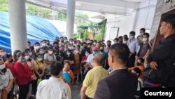 မြန်မာအလုပ်သမားကိုငွေလိမ်လည်ခဲ့တဲ့ အကျိုးဆောင်ကုမ္ပဏီကို AAC အဖွဲ့က မြန်မာအလုပ်သမားတွေနဲ့အတူ ရဲစခန်းမှာ အမှုဖွင့်တိုင်ကြားခဲ့တဲ့ မြင်ကွင်း။ (မှတ်တမ်းဓာတ်ပုံ - AAC) 