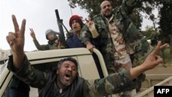Người biểu tình ăn mừng sau khi chiếm quyền kiểm soát thành phố Zawiya ở phía Tây Libya, ngày 27/2/2011