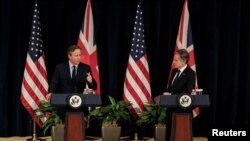 Američki državni sekretar Entoni Blinken i šef britanske diplomatije Dejvid Kameron na konferenciji za novinare u Vašingtonu. (Foto: REUTERS/Michael A. McCoy)