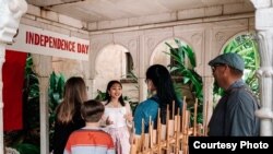 Fenesha Flourencia memperkenalkan Indonesia kepada pengunjung Disney Animal Kingdom (dok: Fenesha Flourencia)