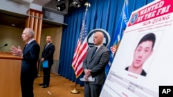 Zvaničnici Sekretarijata za pravdu i američki tužioci na pres konferenciji 2020. godine, uz poster koji prikazuje potjernicu za kineskim operativcem optuženim da je pokušao da spriječi kandidaturu kineskog disidenta u Njujorku za Kongres. (Foto: AP/Andrew Harnik)
