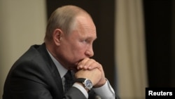 Arhiva - Ruski predsednik Vladimir Putin predsedava sastankom u Novo-Ograjovo rezidenciji izvan Moskve, Rusija, 16. oktobra 2019.