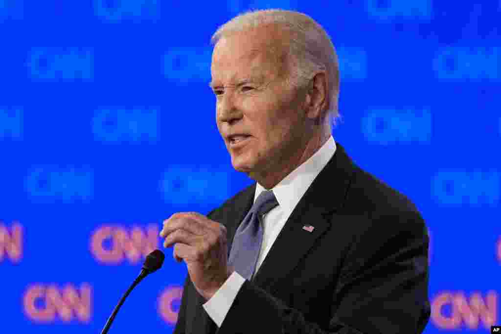  ប្រធានាធិបតី​លោក Joe Biden ថ្លែង​អំឡុង​ការជជែក​ដេញ​ដោល​ប្រធានាធិបតី​មួយ​ដែល​រៀបចំ​ដោយ​ស្ថានីយ៍ទូរទស្សន៍ CNN ជាមួយ​នឹង​បេក្ខជន​ប្រធានាធិបតី​បក្ស​សាធារណរដ្ឋ​លោក Donald Trump កាលពីថ្ងៃព្រហស្បត្តិ៍​ទី​២៧ មិថុនា ឆ្នាំ២០២៤ ក្នុង​ទីក្រុង Atlanta។(AP Photo/Gerald Herbert) &nbsp; 