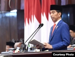 Presiden Joko Widodo menyampaikan pidato pada rapat paripurna pembukaan persidangan I DPR RI Tahun 2019-2020, di Gedung DPR/MPR RI, Senayan, Jakarta, 16 Agustus 2019. (Foto: Biro Pers)