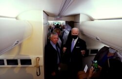 拜登总统前往宾夕法尼亚州之前带着人们参观总统专机“空军一号”。(2021年10月20日)