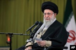 Pemimpin tertinggi Iran, Pemimpin Tertinggi Ayatollah Ali Khamenei berbicara dalam pertemuan di Teheran, Iran, Selasa, 23 Januari 2024. (Foto: via AP)