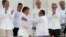 Presiden Kolombia Juan Manuel Santos (depan kiri) berjabat tangan dengan Komandan tertinggi FARC, Rodrigo Londono, setelah penandatangan kesepakatan perdamaian di Havana, Kuba, 26 September lalu. Pemilih Kolombia hari Minggu (2/10) menolak kesepakatan damai ini.