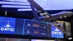 在阿联酋阿布扎比举行的军用无人机会议上，中国国家航空技术进出口公司展台上的翼龙II武装无人机模型。（2018年2月25日）