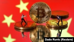 中国国旗前的虚拟“比特币”