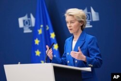 우르줄라 폰데어라이엔 EU 집행위원장이 2025년 3월 4일 밸기에 브뤼셀 EU 본부에서 진행된 국방 분야 관련 기자 회견 중 발언하고 있다.