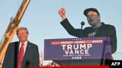 资料照片：特斯拉首席执行官马斯克加入共和党总统候选人、前总统特朗普，在宾夕法尼亚州巴特勒特朗普曾遭遇未遂行刺的地方参加集会。(2024年10月5日)