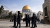 Beberapa polisi Israel mengamankan kompleks Masjid Al-Aqsa di Kota Tua Yerusalem (foto: dok). 