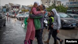 Mohamed Slem grli svoju ćerku Menisu koju nije video dva meseca, a ponovo su se sastali u Libanu posle primirja Izraela i Hezbolaha, 27. novembar 2024. (REUTERS/Adnan Abidi)