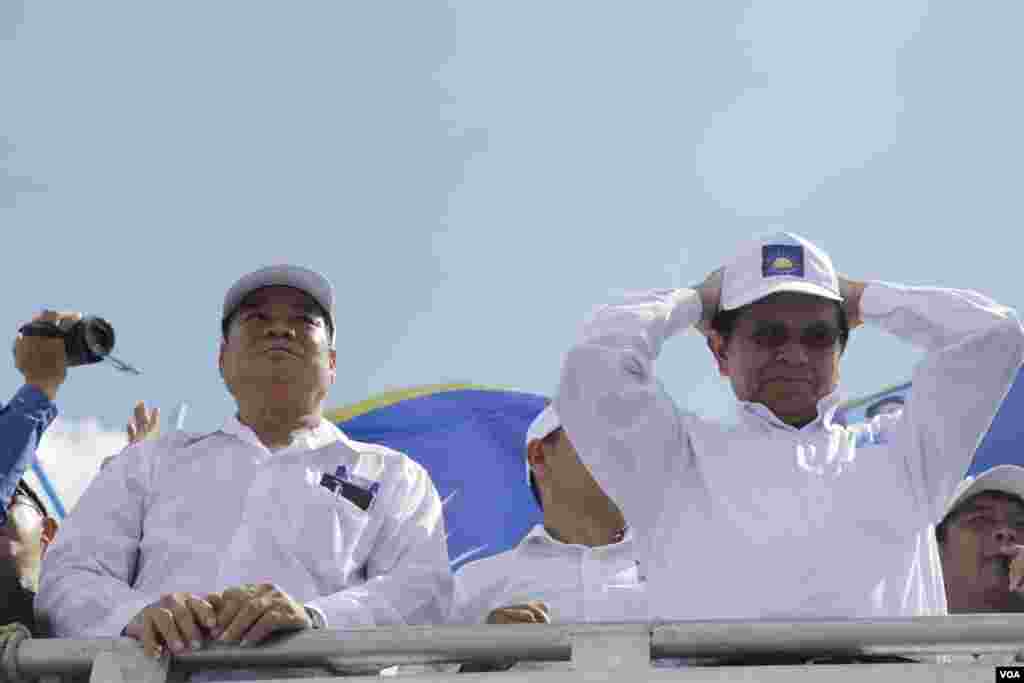 លោក កឹម សុខា មេដឹកនាំគណបក្សសង្រ្គោះជាតិសំឡឹងមើលអ្នកគាំទ្រក្នុងការដង្ហែក្បួនឃោសនាបោះឆ្នោតថ្ងៃចុងក្រោយ កាលពីព្រឹកថ្ងៃទី០២ ខែមិថុនា ២០១៧។ (ខាន់ សុគុំមនោ/VOA)