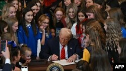 Predsednik Donald Tramp potpisuje uredbu o ženskim sportovima (Foto: ANDREW CABALLERO-REYNOLDS / AFP)