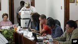 墨西哥选举官员和政党代表开始点算选票