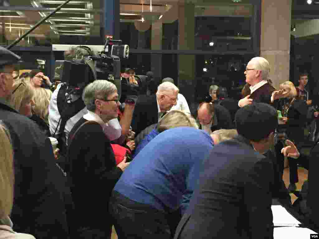 New caucus attendees register in Des Moines, Iowa, Feb. 1, 2016. (K. Gypson/VOA)