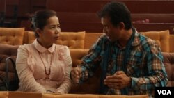 A "Bangsokol," singer, Him Savy, left, and the founder of Cambodian Living Arts, Arn Chorn Poun talk during the press conference of Bangsokol at National Museum, Phnom Penh, Cambodia, July 13, 2017. (Rithy Kimheng/ VOA Khmer)