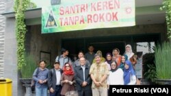 Komnas Pengendalian Tembakau memberikan dukungan pada Ponpes Tebuireng Jombang sebagai institusi pendidikan bebas rokok (Foto: VOA/Petrus Riski).