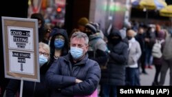 2021年12月13号，纽约市民排长队等候接受新冠病毒核算检测。（美联社照）