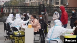 中国河南省郑州市小区居民排队接受新冠病毒核酸检测。（2022年1月4日）