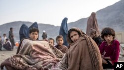 Sejumlah pengungsi Afghanistan menetap di kamp sementara di dekat Torkham, area perbatasan antara Afghanistan dan Pakistan, pada 4 November 2023. Mereka kembali ke Afghanistan untuk menghindari ancaman deportasi dari Pakistan. (Foto: AP/Ebrahim Noorozi)
