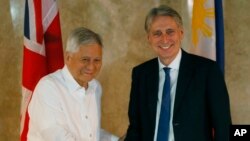 Ngoại trưởng Anh Philip Hammond được Ngoại trưởng Philippines chào đón tại Sở Ngoại Vụ ở thành phố Pasay, phía nam Manila, ngày 7/1/2016.