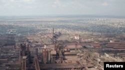 无人机航拍的马里乌波尔伊利希钢铁厂鸟瞰图。(2022年4月15日)