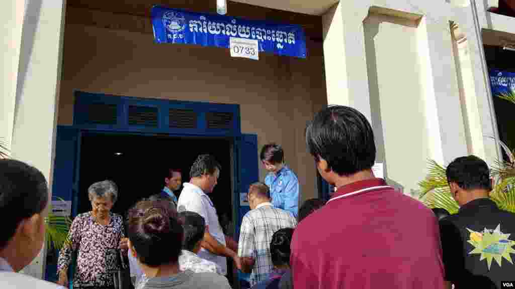 ប្រជាពលរដ្ឋ​នាំ​គ្នា​បោះឆ្នោត​ឆ្នោត នៅ​ឃុំ​សំរោងក្នុង ស្រុកឯកភ្នំ ខេត្តបាត់ដំបង។ (អ៊ិត សូធឿត/VOA)