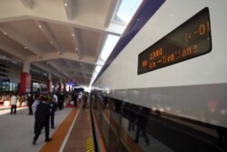 Kereta api berkecepatan tinggi yang menghubungkan Kota Kunming di barat daya China dengan Vientiane, di Vientiane, Laos, 2 Desember 2021. (Foto: REUTERS/Phoonsab Thevongsa)
