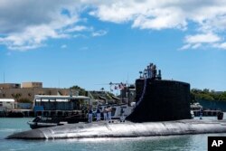 Kapal selam kelas serang cepat Virgina USS Illinois (SSN 786) kembali ke Pangkalan Bersama Pearl Harbor-Hickam dari penempatan di wilayah tanggung jawab Armada ke-7, 13 September 2021. (Spesialis Komunikasi Massa Kelas 1 Michael B. Zingaro/Angkatan Laut AS via AP)