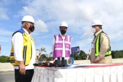 Presiden didampingi oleh Menhan Prabowo Subianto (kanan) dan Menteri PUPR Basuki Hadimuljono ketika meninjau akses sodetan jalan menuju IKN. (Biro Setpres)