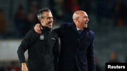 Pelatih tim nasional putri Spanyol, Jorge Vilda (kiri) bersama Presiden Federasi sepak bola Spanyol, Luis Rubiales saat Piala Dunia putri lalu (foto: dok). 