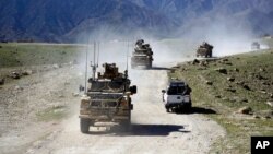 Arhiva - Snage SAD mimoilaze se sai patrolom avganistanskih komandosa u okolini Džalabada, istočno od Kabula, Avganistan, aprila 2014.