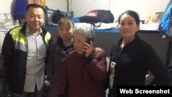 黄琦母亲蒲文清(中)在北京上访 (推特图片)