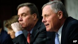 Ketua Komite Intelijen Senat, Richard Burr (kanan), berbicara di sebelah Wakil Ketua Senator, Mark Warner, dalam rapat dengar pendapat Komite Intelijen Senat mengenai aktifitas Rusia dalam pemilihan presiden AS, Rabu, 1 November 2017 di Capitol Hill. 