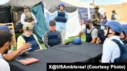 美国中东事务特使威特科夫和美国驻以色列大使哈克比2025年8月1日访问加沙，视察了美国支持的援助组织为巴勒斯坦平民提供粮食的努力。