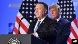 Američki državni sekretar Majk Pompeo i predsednik SAD Donald Tramp na samitu NATO-a u Briselu, 12. jul 2018.