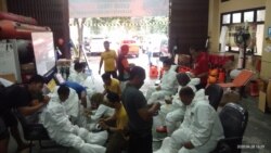 Tim TRC BPBD DIY bersiap melaksanakan pemakaman sesuai standar Covid 19 di markas mereka, 28 April 2020. (Foto: TRC BPBD DIY)