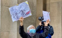 香港社运人士王婆婆12月31日到终审法院外声援黎智英，批评港区国安法违宪 (美国之音/汤惠芸)