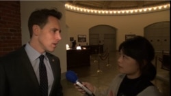资料照：美国联邦参议员霍利（Sen. Josh Hawley, R-MO）2019年11月18日接受美国之音采访。