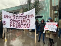 Građani tokom ekološkog protesta protiv otvaranja rudnika Rio Tinta u Srbiji, ispred Sava centra na Novom Beogradu, 11. decembra 2021. (Foto: Jovana Đurović, Glas Amerike)