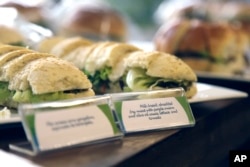 Sandwich daging ditampilkan pada salah satu dari banyak latihan pengujian makanan dari menu Olimpiade di Rio de Janeiro, Brasil, 6 Mei 2016. (Foto: AP)