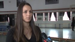 Nastavnik Nikola Korać šalje onlajn lekcije i devojčice su u mogućnosti da prate nastavu iz svojih kuća: Marina Janković