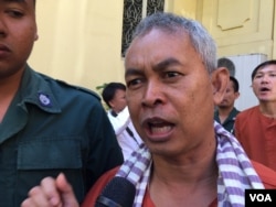 Yi Soksan, Adhoc's rights defender, was at Supreme Court after hearing the verdict on November 30, 2016. (Kann Vicheika/VOA Khmer)